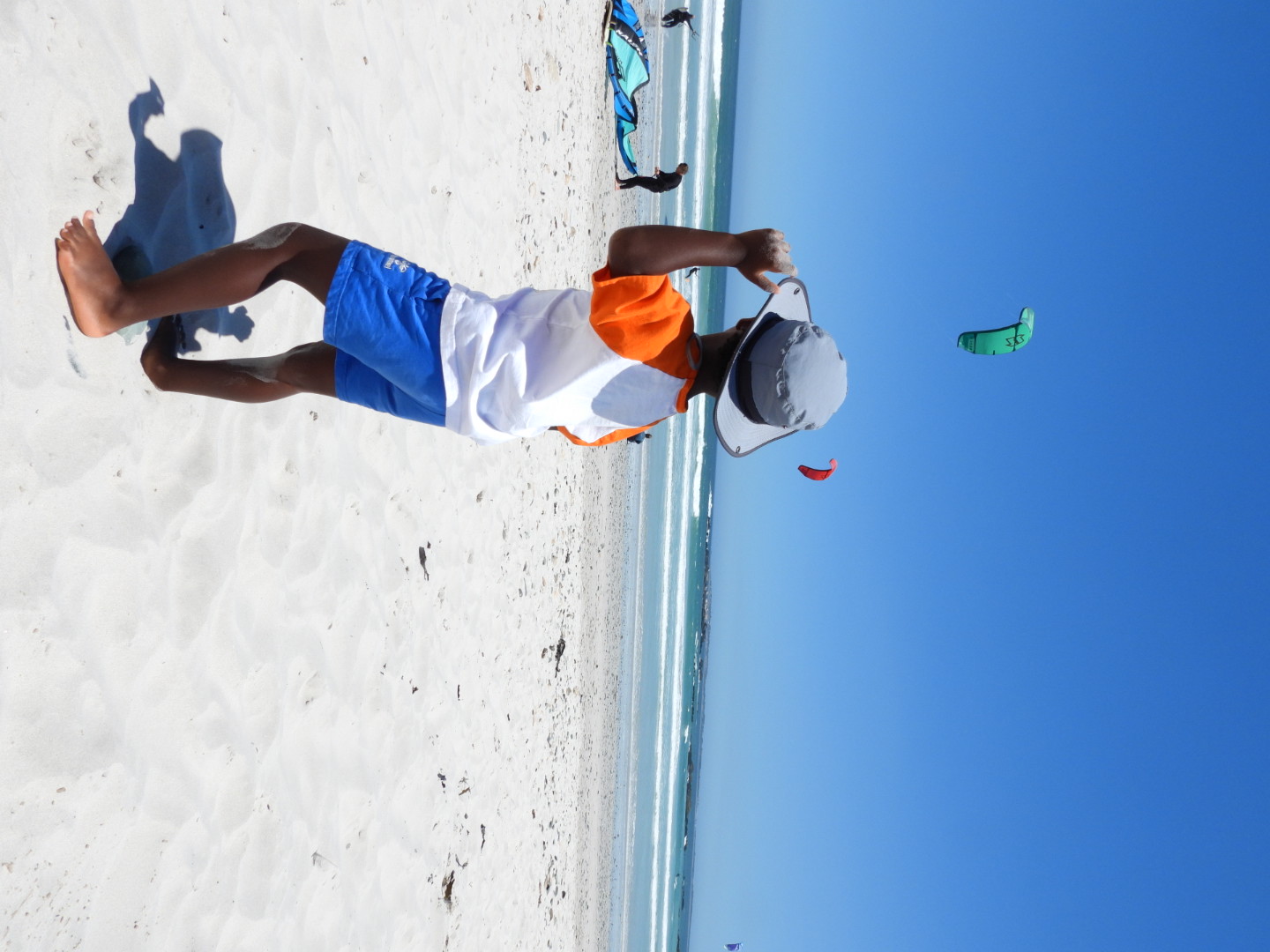 Gutt på stranden ved Bloubergstrand